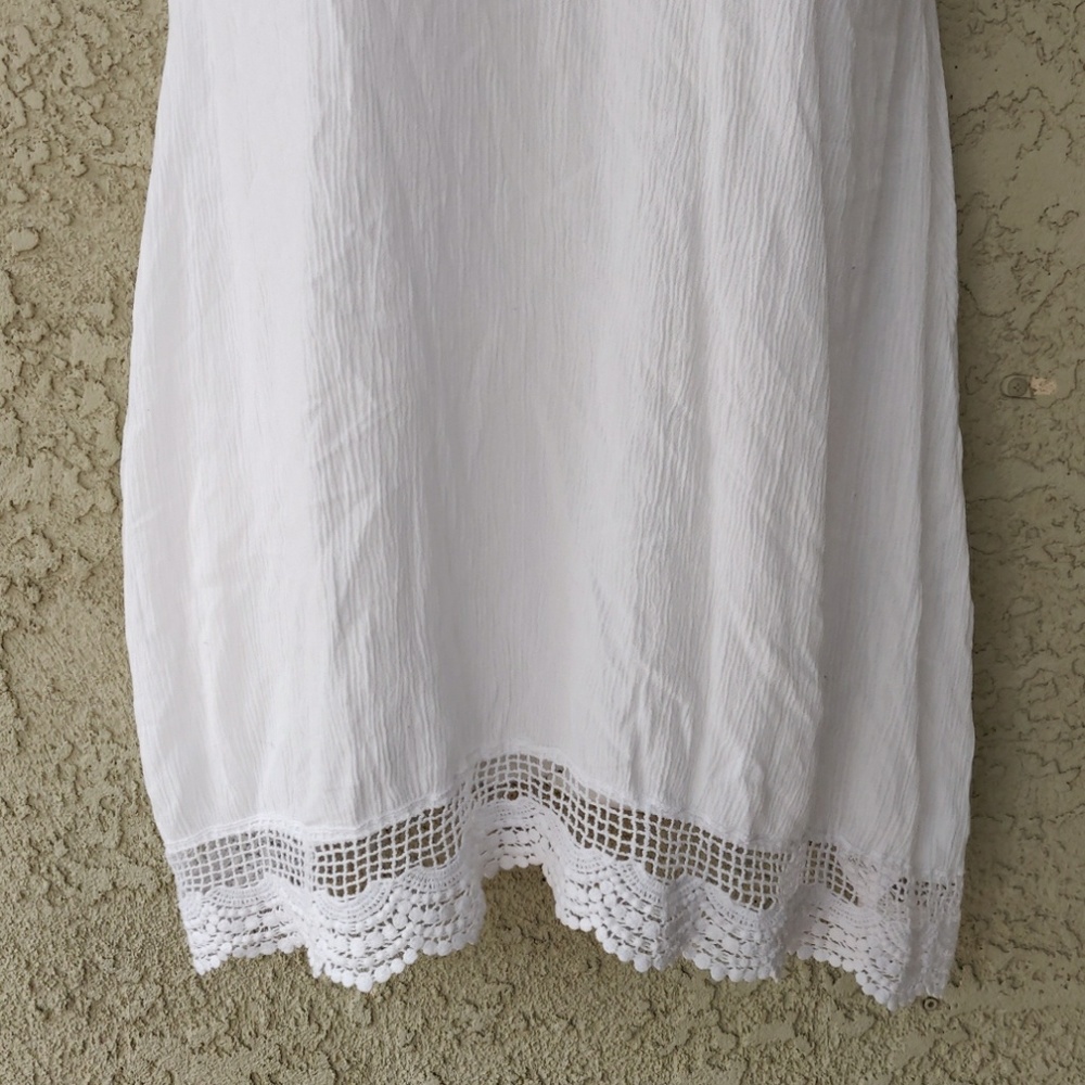 Kimchi blue white crochete sleeveless top - Picture 3 of 8
